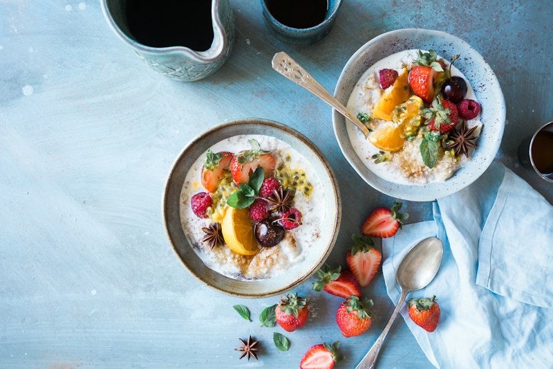Deux bols de petit-déjeuner équilibré aux flocons et aux fruits
