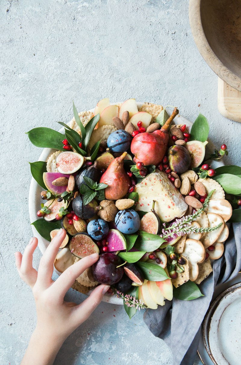 Fruits de saison colorés dans un bol, base d'une collation douce