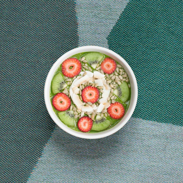 Bol de fruits frais coupés, dessert doux et naturel